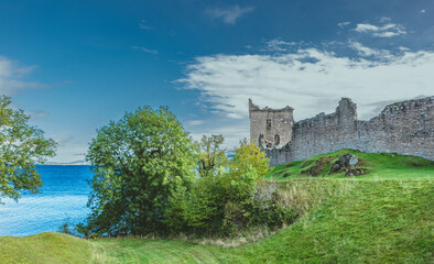 Urquhart Castle ist eine Burgruine am Loch Ness in den schottischen Highlands. Die Burg liegt 21 Kilometer südwestlich von Inverness und 2 Kilometer östlich des Dorfes Drumnadrochit.
