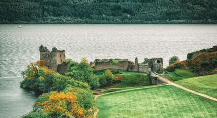 Wall Mural - Urquhart Castle ist eine Burgruine am Loch Ness in den schottischen Highlands. Die Burg liegt 21 Kilometer südwestlich von Inverness und 2 Kilometer östlich des Dorfes Drumnadrochit.
