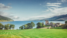 Urquhart Castle Am Berühmten Loch Ness See In Schottland. Wunderschöne Landschaft In Stiller Atmosphäre. Stille, Ruhe Und Einsamkeit.