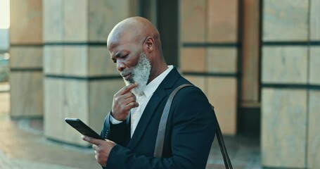 Canvas Print - Thinking senior business man with a phone in the city for travel, chat or text communication. Smartphone, idea and elderly African male ceo with online app, location or search for chauffeur service