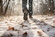 Winterwanderung: Blick auf Schuhe im verschneiten Wald