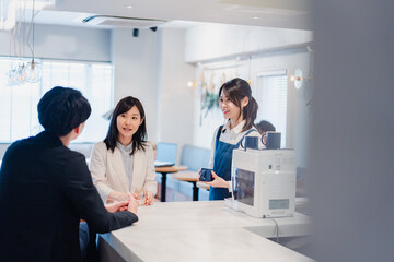 Poster - カフェで注文を取る若いスタッフ