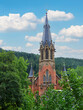 Bad Wildbad in Baden-Württemberg. Katholische Kirche St. Bonifatius. Großartige Architektur mit ihrem Frontturm und zwei seitlich am Rande des Kurparks gelegen am lauf der Enz
