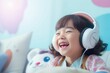 ヘッドフォンをつけてパソコンやゲームを楽しむ日本人の子供（アジア人・オンラインゲーム・オンライン教育・通信教育）