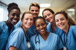 Freudiges Krankenhauspersonal lächelt einladend für Gesundheitswesen, Medizin und Pflege