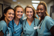 Herzlicher Empfang im Krankenhaus: Vier glückliche Krankenschwestern erwarten den Besucher mit einem Lächeln
