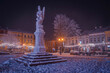 Pomnik Św. Floriana na rynku W Brzesku zimą w nocy | Monument of the St. Florian on the town square in Brzesko by winter by night