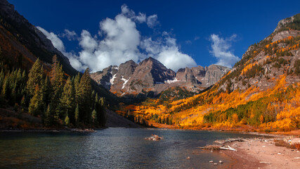 Wall Mural - Scenic landscape of Maroon bells in Aspen, Colorado.