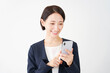 © siro46 - スマートフォンを使うビジネスウーマン　白背景