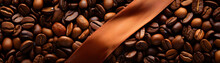 un arrière-plan rempli de grains de café avec un ruban beige qui traverse l'image en diagonale - bannière web