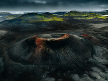 Vue Aérienne D'un Cratère Avec Sa Lave Et Ses Montagnes Dans Les Hautes Terres D'Islande