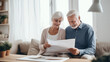 © David - Couple de personnes âgées qui gèrent des documents des factures
