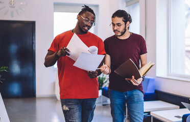 Canvas Print - Communicating students in modern hallway