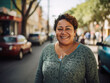 © ZaynMorgan - Señora latina, mexicana, madura, con cabello corto, sonriendo, en una calle de la ciudad.