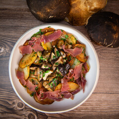 Recipe for Sarladaise potatoes with porcini mushrooms and Iberian ham, High quality photo