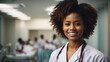 Ritratto di una dottoressa di origini africane in ospedale, sorridente e professionale