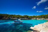 Fototapeta Do pokoju - Krajobraz morski i widok na skaliste wybrzeże, pocztówka z podróży, wakacje i zwiedzanie hiszpańskiej wyspy Menorca, Hiszpania