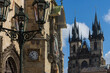 Astronomische Uhr am Prager Rathaus und Doppeltürme der Teynkirche in Prag.