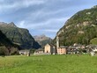 Sonogno - Dorf im Verzascatal im Tessin, Schweiz - Europa
Mit Kirche und Tessiner Berge im Hintergrund