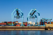 Zwei Containerterminals in einem Industriehafen