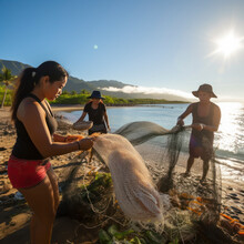 Lifestyle Hukilau Hawaii Line Of People Hauling Fish Net From Sea.