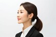  横顔の日本人の女性ビジネスマンのポートレート写真（白背景・サラリーマン・スーツ・若手・新人・新入社員）