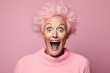 Verblüffte Pinkhaarige: Staunen und Erstaunen im Gesicht