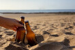 Deux bières sur la plage, une main tendue.