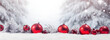 Weihnachten und Neujahr Feiertage Konzept. Rote Kugeln auf Tannenzweigen, Winter verschneite Kulisse. festliche Wintersaison Hintergrund. Vorlage für Design, Banner, Copy Space