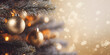 Christbaum mit Kugeln und Dekoration Nahaufnahme mit Platz für Text, Copy Space und festlichem bokeh Hintergrund mit Lichtern und Glitter, Glitzer für Karte oder Banner