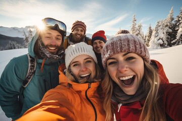 Sonniger Pisten-Spaß: Gruppen-Selfie von der Skipiste