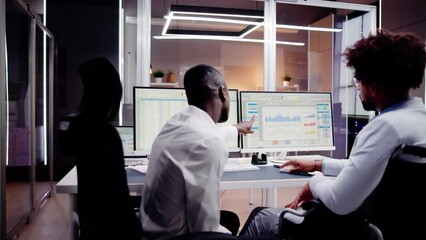 Aufkleber - Analyst Working With Spreadsheet Business Data