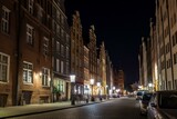 Fototapeta Uliczki - Nighttime street in historic Gdansk. Generative AI