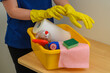 Kobieta sprzątaczka zakłada gumowe rękawice do sprzątania 