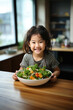 Enfant asiatique souriant qui mange un repas sain et équilibré.
