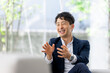 © Trickster* - 身振り手振りで話しながら笑顔を見せる日本人男性, Smiling Japanese man talking with expressive hand gestures