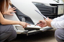 Insurance Agents Meet With Customers When Accidents Occur To Inspect Damage And Document Insurance Claims Expeditiously. Concept Of Car Insurance Agents To Urgently Inspect Damage For Customers.