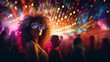 Frau feiert im Club mit Sonnenbrille, schillernde Lichter und Lichteffekte