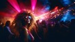 Frau feiert im Club mit Sonnenbrille, schillernde Lichter und Lichteffekte