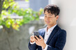 © Trickster* - スマホを使う笑顔の男性ビジネスマン