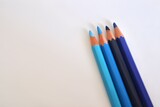 Fototapeta  - 青系の並んだ水彩色鉛筆
