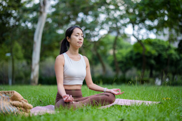 Canvas Print - Woman do meditation at park