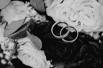 Wall Mural - Beautiful wedding rings and flowers close up, macro photo