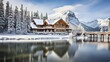 Verschneites Hotel an einem See im Winter. Winterurlaub in den Bergen. Urlaub mit Schnee am Wasser. Skiurlaub im einem winterlichen Hotel.