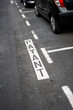 Payant - Signalisation place de parking payante - peinture blanche sur route - marquage au sol