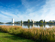 Vichy au fil de l'Allier. Magnifique berge de Bellerive végétalisée au bord du lac d'Allier avec vue sur le quartier des Ailes et l'Esplanade sur la rive droite
