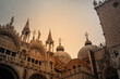 Basílica de San Marcos. Vista de la Basílica de San Marcos y de la Plaza de San Marco en Venecia, Italia. Detalles de arquitecturas y monumento de Venecia. Paisaje urbano al amanecer en Venecia