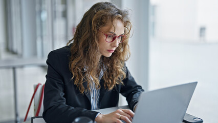 Canvas Print - Young woman business worker using laptop working at the office