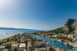 Miasto Omiš,. Widok na miasto Omnis w Chorwacja. Chorwackie miasto Omiš w Dalmacji. Dalmacja w Chorwacja. Piękny widok z miasta Omiš. Chorwacja na wakacje. 