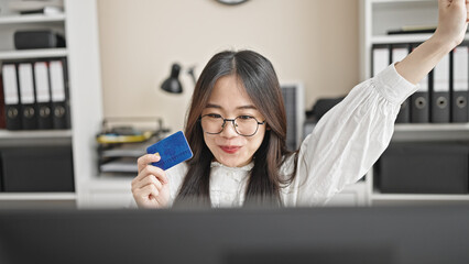 Canvas Print - Young chinese woman business worker shopping with computer and credit card at office